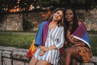 Queeres Liebespaar mit regenbogenfahne