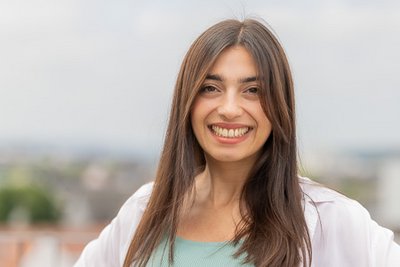 Portraitfoto von der DGB-Jugensbildungsreferentin der Region Mittelhessen Aslı Gürhan