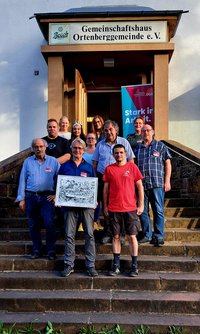Gruppenfoto vom DGB-Kreisverband Marburg-Biedenkopf vor einer Gaststätte