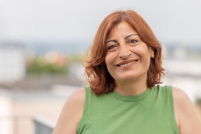 Portraitfoto von Gönül Ekinci, Assistenz der Geschäftsführung und Büromanagement der DGB-Region Mittelhessen