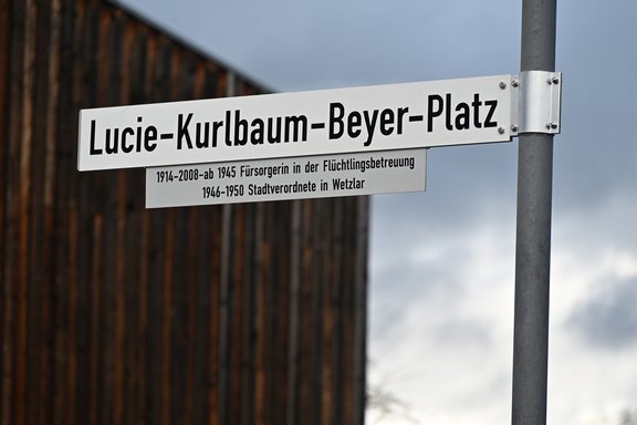 Straßenschild Lucie-Kurlbaum-Beyer-Platz