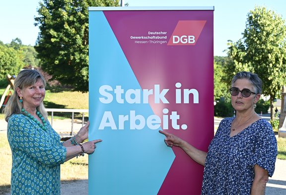 Weibliche Doppelspitze führen fortan den DGB Lahn-Dill. Von links nach rechts: Angela Banfield-Fox, stv. Vorsitzende und Andrea Theiß, Vorsitzende des DGB-Kreisverbands Lahn-Dill