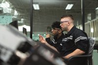 Zwei Arbeiter vor Maschine