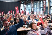 Abstimmung bei Bezirkskonferenz 2025