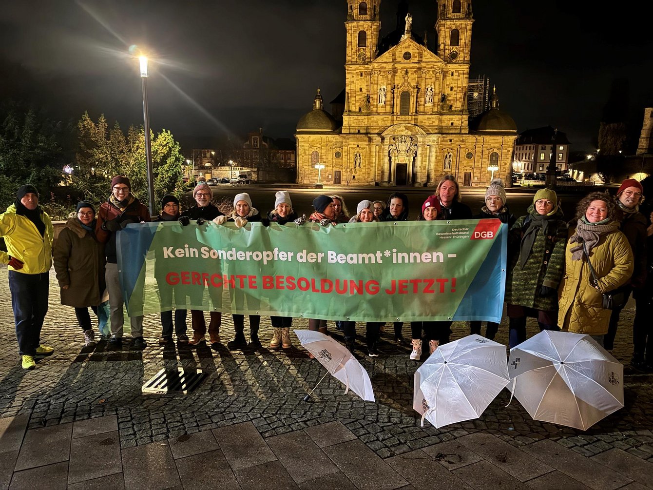 Gemeinsame Protestaktion der GEW Fulda und des DGB KV Fulda gegen das geplante Sonderopfer der hessischen Beamt*innen.  Unser Start in die Protestwoche. Solidarisch ist man nicht alleine.
