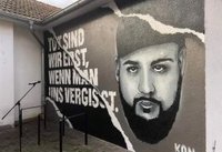 Grafittiportrait von Serpil Unvar am Jugendheim des DGB Hauses mit der Aufschrift: Tot sind wir erst, wenn man uns vergisst