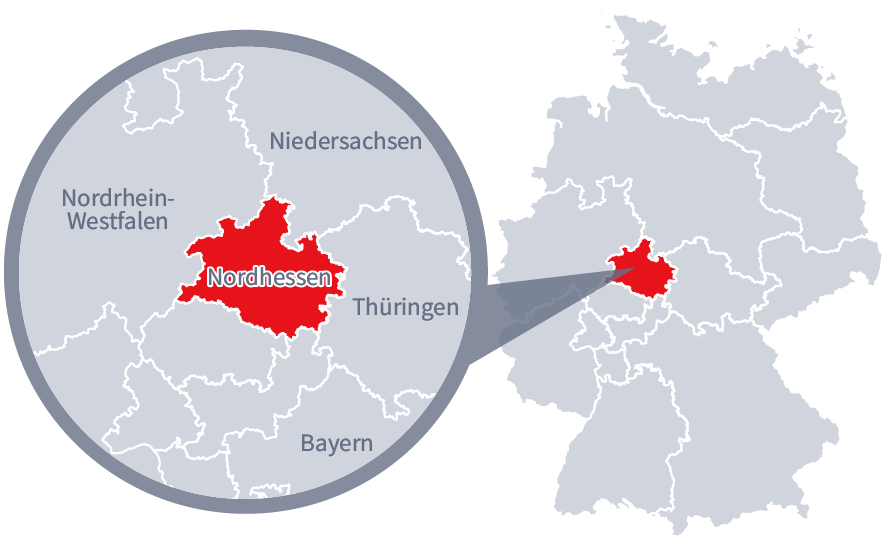 Diese Grafik zeigt eine Karte von Deutschland mit einer detaillierten Ansicht der Region Nordhessen. Nordhessen ist in Rot hervorgehoben und liegt im westlichen Teil Deutschlands. Ein Lupensymbol vergrößert diesen Bereich, um die Lage genauer darzustellen. 