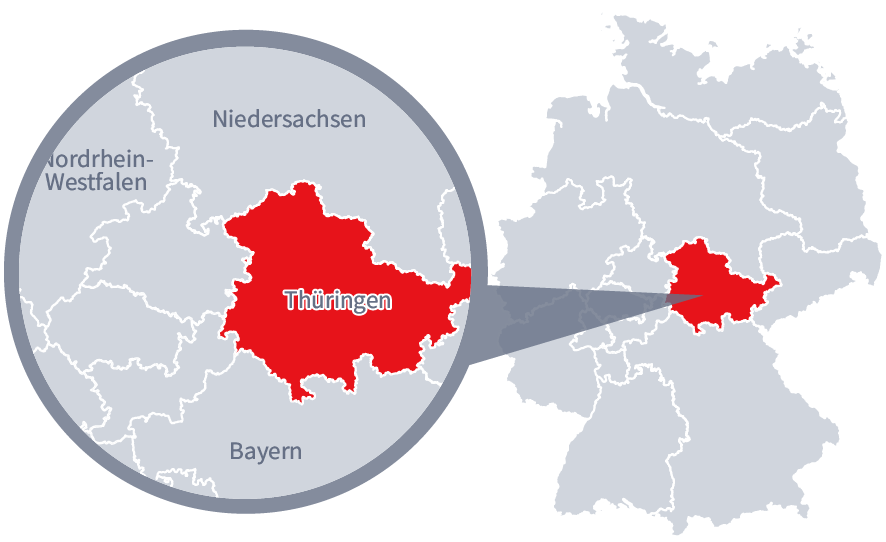 Diese Grafik zeigt eine Karte von Deutschland mit einer detaillierten Ansicht der Region Thüringen. Thüringen ist in Rot hervorgehoben und liegt im westlichen Teil Deutschlands. Ein Lupensymbol vergrößert diesen Bereich, um die Lage genauer darzustellen. 